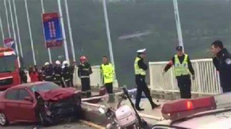 突发！重庆万州一大巴车冲入长江直击现场救援_腾讯视频
