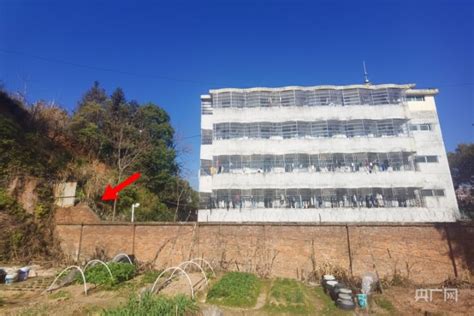 村民称找鸡时发现胡鑫宇遗体 警方对遗体发现区域全面封锁，学校管理更为严格_杭州网