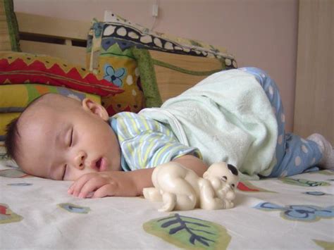 宝宝睡觉“撅屁股”，对应脾胃出状况，家长观察4点信号，很精准