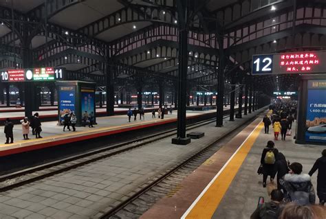 夜幕下的哈尔滨火车站乘车站台，人来人往，灯火辉煌