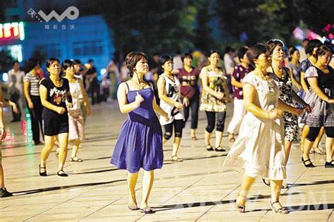 贵阳：花果园广场舞掀起全民健身热-贵阳网