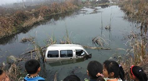 江西一幼儿园校车侧翻坠塘 已致11名儿童遇难 - 青岛新闻网