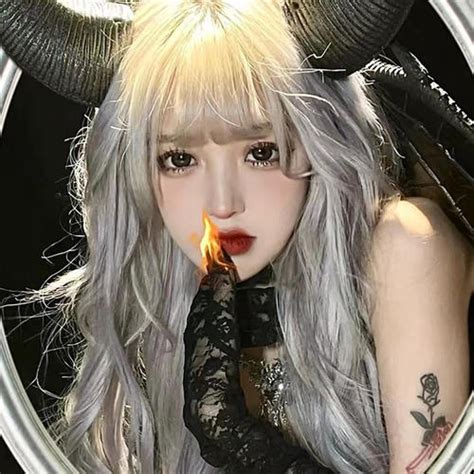 蹦迪妆容甜美女生头像