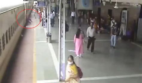 印度一老人摔倒后被行驶的火车拖入车底 幸得铁路警察救助
