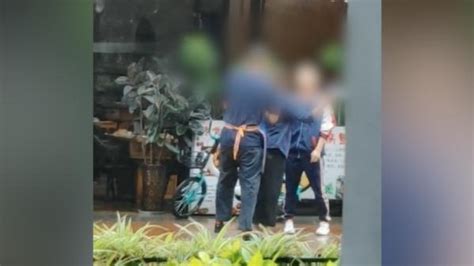 眉山警方通报“餐厅老板殴打员工”：老板夫妻已被行政拘留_凤凰网视频_凤凰网