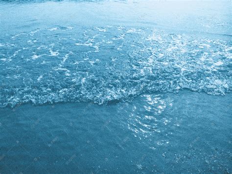 蓝色的海浪图片-蓝天背景下翻滚的蓝色海浪素材-高清图片-摄影照片-寻图免费打包下载