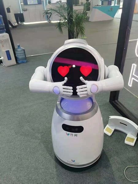 一个机器人在用计算机跟客户聊天人工智能机器人使用计算机与客户聊天。聊天机器人的概念图片下载 - 觅知网
