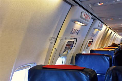 国内飞机的乘客坐在座位上乘务员高清图片下载-正版图片503012891-摄图网