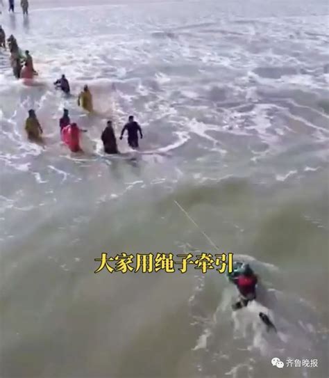 多人捞海肠被卷入海中，1人溺水身亡！这名山东小伙连救2人