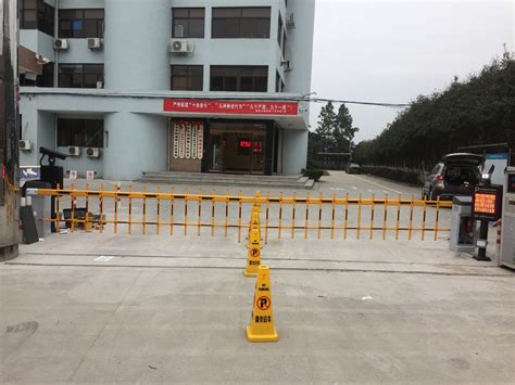 宜黄县文鼎苑小区一栋门口一块水泥空地，被人违法拦起来了-问政抚州