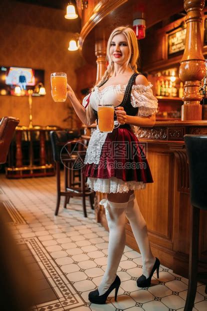 在酒吧服务的女服务员高清图片下载-正版图片302597159-摄图网