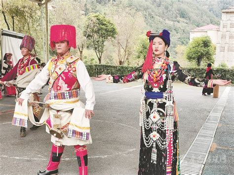西藏传统马术表演亮相雪顿节 - 图片 - 云桥网