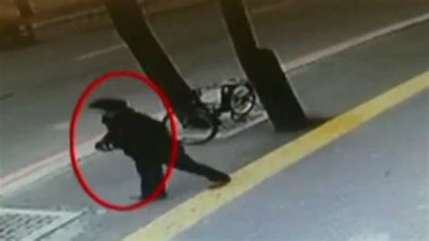 奇葩!男子秒偷自行车监控拍下偷盗过程_腾讯视频