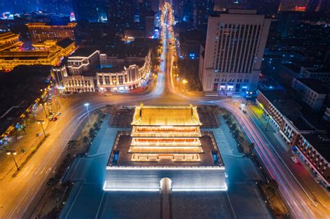 夜幕下的山西太原.五一广场首义门__财经头条