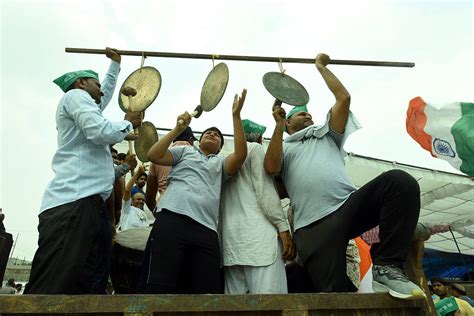 印度农民举行抗议：封锁公路铁路 造成大规模拥堵-搜狐大视野-搜狐新闻