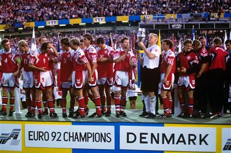 丹麦队直接晋级欧洲杯16强，赛后丹麦队的球员们一起庆祝晋级