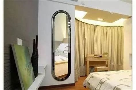卧室的镜子一般放在哪个位置比较好一点？家庭全身镜子放哪最合适_风水_若朴堂文化