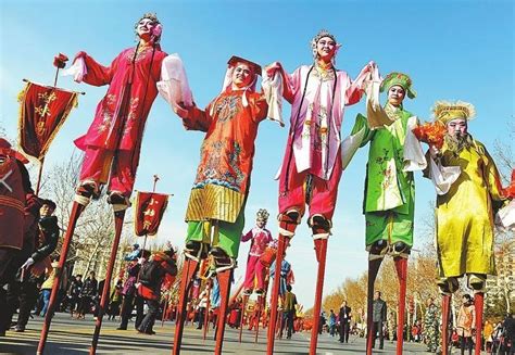 熊黛林踩高跷图片