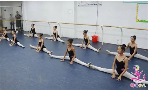 舞蹈生如何正确练习软开度？_2024舞蹈艺考最新资讯-舞蹈艺考培训就在舞研艺考！