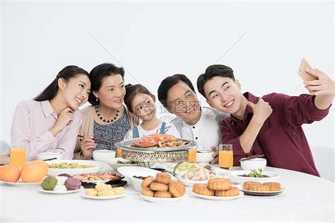 中秋团圆家庭聚餐高清图片下载-正版图片501035881-摄图网