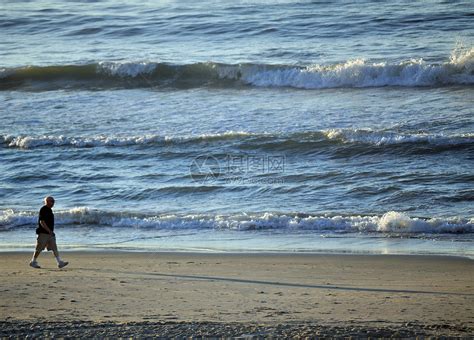 男人在海滩上行走波浪男性散步海洋海浪高清图片下载-正版图片320406250-摄图网