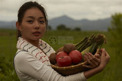 农田旁拿农产品的女孩画像高清图片下载-正版图片502030478-摄图网