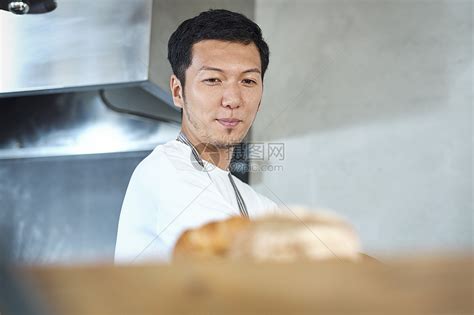 男子胸像字节在一家咖啡馆工作的员工高清图片下载-正版图片502233973-摄图网