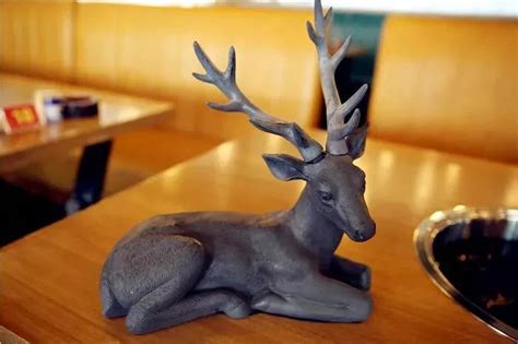 雕刻鹿的寓意和象征,雕两只鹿什么寓意,鹿跟石头结合的寓意_大山谷图库