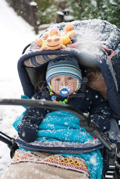 小男孩下雪天玩雪高清图片下载-正版图片501845173-摄图网