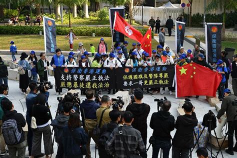 香港政治团体向警方请愿：维护国旗尊严 保护警队安全_新浪新闻