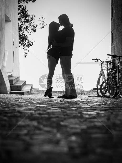 粮食恋人一位年轻男女在小巷里拥抱和亲吻的画面可见微粒轻高清图片下载-正版图片307604388-摄图网
