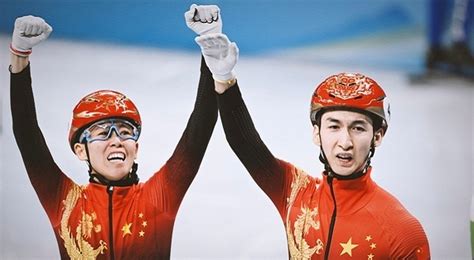 老将范可新亲吻冰面！中国女队短道速滑3000米接力摘铜_凤凰网