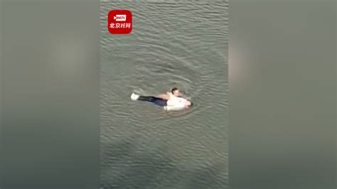 女子落水靠羽绒服漂在水面 路人合力施救_北京时间