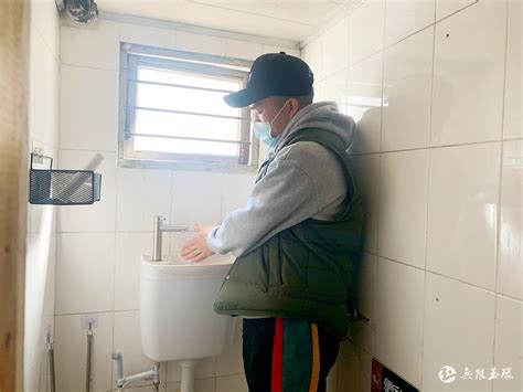 上下水改造，老人如厕不便怎么办？社区想到了这个妙招_北京日报网