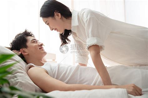 情侣床照图片