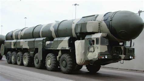 俄军白杨M洲际弹道导弹，通过路基发射车发射升空_腾讯视频