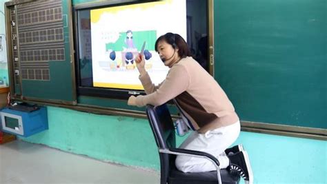 患有颈椎腰椎疾病，小学教师跪在椅子上上课_凤凰网视频_凤凰网