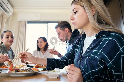 青年人朋友在家一起吃饭高清图片下载-正版图片502271234-摄图网