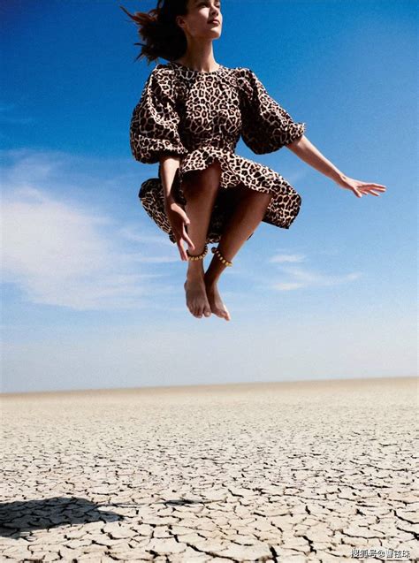 荷兰超模菲丽丝·诺德霍夫，巴黎街头前卫时尚摄影-搜狐大视野-搜狐新闻