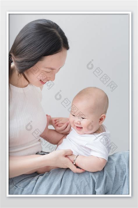 儿童母婴婴儿妈妈抱着婴儿开心玩耍摄影图片图片-包图网