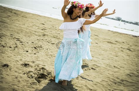 沙滩上跳舞的舞蹈团队高清图片下载-正版图片502152078-摄图网
