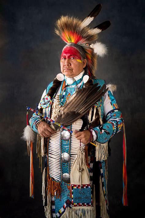 印第安人身着传统服饰摆姿势的真实肖像 - 听力课堂