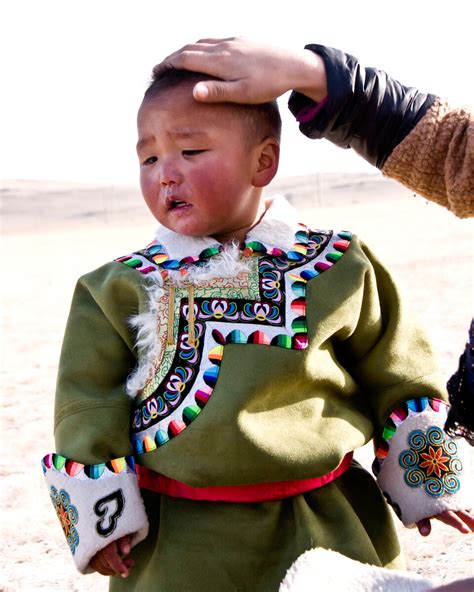 姓名男人套装身穿绿色蒙古西装的年轻少男子他的名字Chinghis用古蒙文写在他的脸颊上高清图片下载-正版图片307680535-摄图网