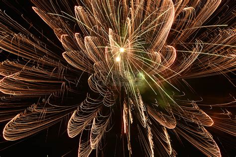 新年庆祝绚烂多色绽放烟花图片素材免费下载 - 觅知网