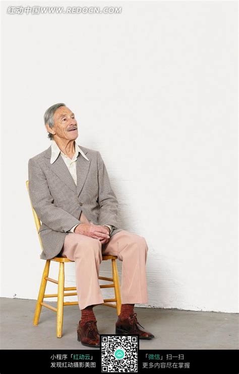 坐在椅子上的外国老头JPG图片免费下载_红动网