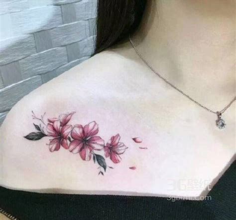 好看的女生肩部锁骨处纹身，彩色的花朵图案很清新诱惑_纹身图片_3g壁纸