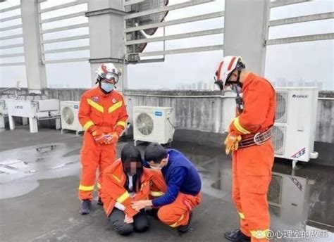 跳楼女孩怕砸到路人 哭着报警求疏散人群——上海热线新闻频道