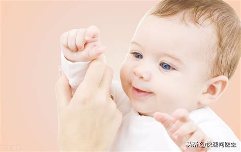 婴儿乳房挤出白色液体（宝宝脸上的）-幼儿百科-魔术铺