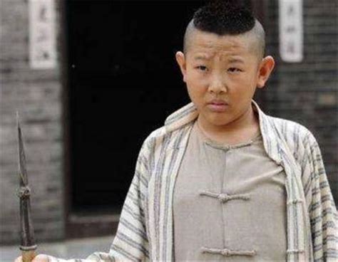 上海研一男生从6楼一跃而下，与父母阴阳相隔，原因至今仍是谜题