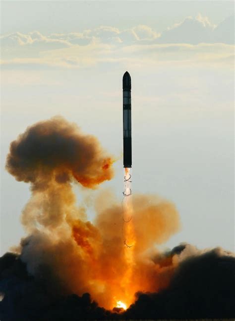 一枚中国洲际导弹能搭载几个核弹头？有时是6个 有时是10个_手机新浪网